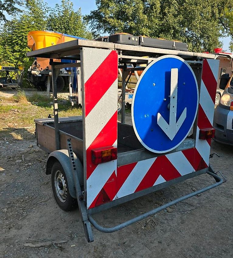 Nissen FAT Absperrtafel VZ616 Fahrbare Verkehrsleittafel Verkehrssicherungsanhänger Verkehrsleitanhänger Trebbiner Horizont Sperrwand